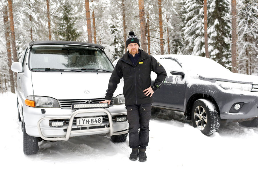 Nelivetoiselle Toyoya Hiacelle on vaikea löytää korvaajaa, joten vanhoista autoista pidetään hyvää huolta, Metsä-Multian toimitusjohtaja Aki Laaja kertoo. (Kuvaaja: Sami Karppinen)