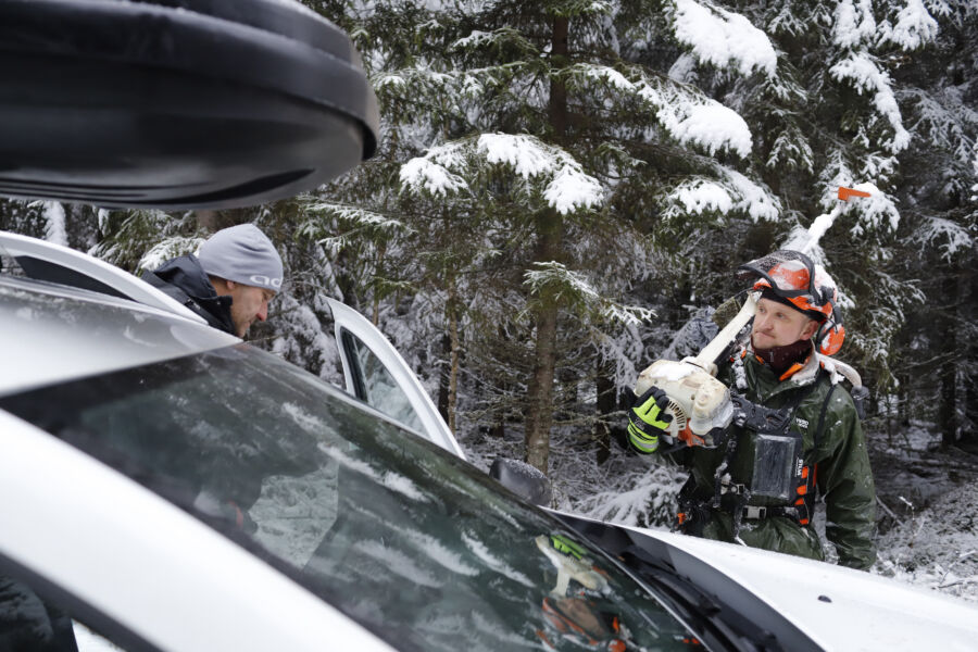 MIka (vas.) ja Mikko Kytöharju ovat vetäneet metsäpalveluyritystä yhdessä jo 24 vuotta. Nyt Mika on suuntaamassa uusien haasteiden pariin ja MIkko viihtyy paremmin käytännön töissä, joten yritykselle haetaan uutta vetäjää.  (Kuvaaja: Sami Karppinen)