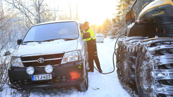 Puunkorjuuyrityksen päästöistä suurin osa syntyy fossiilisista polttoaineista. Metsä-Multia Oy:llä polttoainetta kuluu kaikkiaan vuodessa noin kaksi miljoonaa litraa. Arkistokuvassa Metsä-Multia Oy:n hakkuukoneenkuljettaja MIkko Rajala tankkaa konetta. (Kuvaaja: Sami Karppinen)
