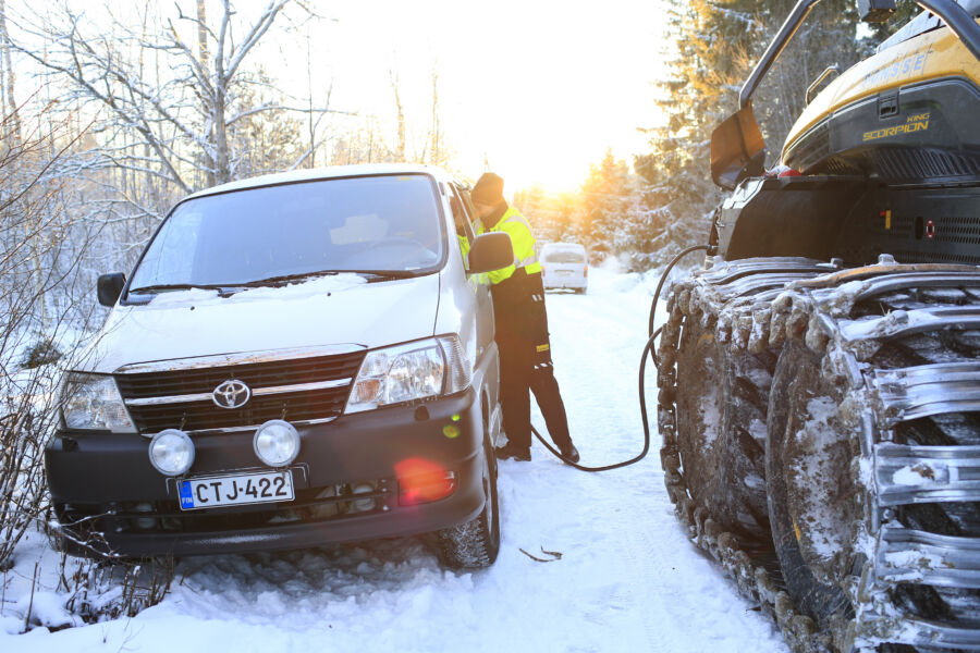 Puunkorjuuyrityksen päästöistä suurin osa syntyy fossiilisista polttoaineista. Metsä-Multia Oy:llä polttoainetta kuluu kaikkiaan vuodessa noin kaksi miljoonaa litraa. Arkistokuvassa Metsä-Multia Oy:n hakkuukoneenkuljettaja MIkko Rajala tankkaa konetta. (Kuvaaja: Sami Karppinen)