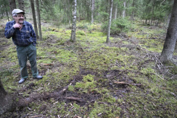 Kouvolan Oravalassa asuva Antti Syrjänen esitteli 31. maaliskuuta 2026 paikkaa hänen lähimetsästä, johon yksi suomeen sunnuntaina harhautuneista ukrainalaisten drooneista löytyi. Viranomaiset räjäyttivät Syrjäsen kotipihan lähelle pudonneen droonin sunnuntai-iltana. (Kuvaaja: Heikki Saukkomaa)