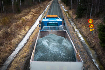 Vaikka talvileimikot olisi ehditty hakata ajoissa, monin paikoin puiden kuljetus onnistuu vasta kelirikon päätyttyä. Kajaanissa teille on ilmestynyt painorajoituskylttejä ja kuljetuksissa jo syntyneitä vaurioita paikataan soraa levittämällä. (Kuvaaja: Miska Puumala)