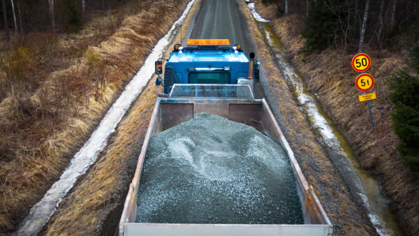 Vaikka talvileimikot olisi ehditty hakata ajoissa, monin paikoin puiden kuljetus onnistuu vasta kelirikon päätyttyä. Kajaanissa teille on ilmestynyt painorajoituskylttejä ja kuljetuksissa jo syntyneitä vaurioita paikataan soraa levittämällä. (Kuvaaja: Miska Puumala)
