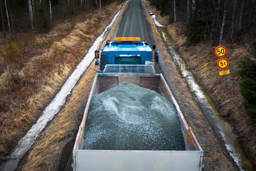 Vaikka talvileimikot olisi ehditty hakata ajoissa, monin paikoin puiden kuljetus onnistuu vasta kelirikon päätyttyä. Kajaanissa teille on ilmestynyt painorajoituskylttejä ja kuljetuksissa jo syntyneitä vaurioita paikataan soraa levittämällä. (Kuvaaja: Miska Puumala)