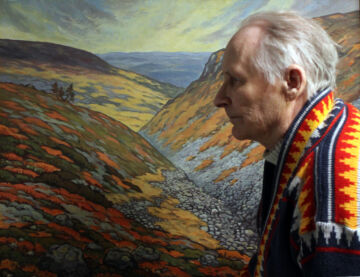 Aulis Jalkanen (1935–2023) kuvattuna maalauksensa Kuru Pallakselta edessä.