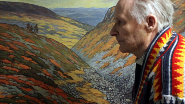 Aulis Jalkanen (1935–2023) kuvattuna maalauksensa Kuru Pallakselta edessä.