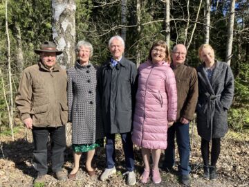 Riitta ja Risto Seppälä (toinen ja kolmas vasemmalta) tekivät Metsämiesten Säätiölle lahjoituksen, jolla perustettiin Metsäalan sillanrakentaja -rahasto. Kuvassa myös Metsämiesten Säätiön väkeä: toimitusjohtaja Ilari Pirttilä (vas.) sekä hallituksen varapuheenjohtaja Anne Toppinen (neljäs vas.), kehityspäällikkö Veikko Iittainen ja palvelupäällikkö Aija Järnstedt. (Kuvaaja: Heli Virtanen)