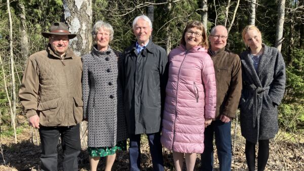 Riitta ja Risto Seppälä (toinen ja kolmas vasemmalta) tekivät Metsämiesten Säätiölle lahjoituksen, jolla perustettiin Metsäalan sillanrakentaja -rahasto. Kuvassa myös Metsämiesten Säätiön väkeä: toimitusjohtaja Ilari Pirttilä (vas.) sekä hallituksen varapuheenjohtaja Anne Toppinen (neljäs vas.), kehityspäällikkö Veikko Iittainen ja palvelupäällikkö Aija Järnstedt. (Kuvaaja: Heli Virtanen)