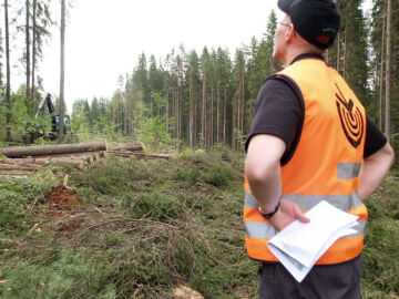 Metsänhoitoyhdistykset alkavat käydä metsänomistajan toiveet hakkuuseen ja puukauppaan liittyen entistä systemaattisemmin läpi. (Kuvaaja: Mikko Riikilä)