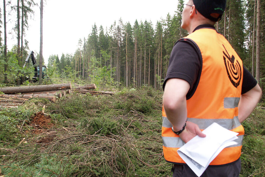 Metsänhoitoyhdistykset alkavat käydä metsänomistajan toiveet hakkuuseen ja puukauppaan liittyen entistä systemaattisemmin läpi. (Kuvaaja: Mikko Riikilä)