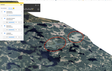 Paikkatietoikkuna -verkkopalvelun ilmakuva vuodelta 2025 näyttää kuinka huomattavasti Kuhmon pohjoispuolella sijaitsevien Maaselänjärven (oik.) ja Irkun väri poikkeaa ympäröivistä vesistöistä. Maanmittauslaitoksen mukaan kyse ei voi olla kuvateknisestä virheestä. Maaselänjärven koilliskulmassa sijaitsee Suomen ja Venäjän rajalla Miinoankivi, joka on ollut rajapyykkinä Täyssinän rauhasta vuodesta 1596 alkaen. (Kuvaaja: Paikkatietoikkuna.fi)