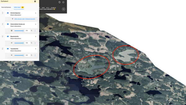 Paikkatietoikkuna -verkkopalvelun ilmakuva vuodelta 2025 näyttää kuinka huomattavasti Kuhmon pohjoispuolella sijaitsevien Maaselänjärven (oik.) ja Irkun väri poikkeaa ympäröivistä vesistöistä. Maanmittauslaitoksen mukaan kyse ei voi olla kuvateknisestä virheestä. Maaselänjärven koilliskulmassa sijaitsee Suomen ja Venäjän rajalla Miinoankivi, joka on ollut rajapyykkinä Täyssinän rauhasta vuodesta 1596 alkaen. (Kuvaaja: Paikkatietoikkuna.fi)