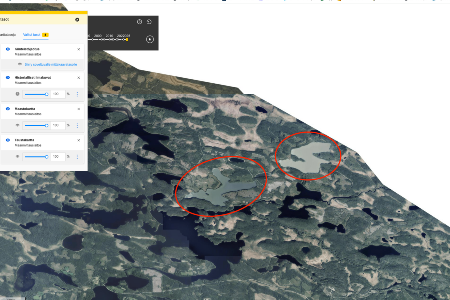 Paikkatietoikkuna -verkkopalvelun ilmakuva vuodelta 2025 näyttää kuinka huomattavasti Kuhmon pohjoispuolella sijaitsevien Maaselänjärven (oik.) ja Irkun väri poikkeaa ympäröivistä vesistöistä. Maanmittauslaitoksen mukaan kyse ei voi olla kuvateknisestä virheestä. Maaselänjärven koilliskulmassa sijaitsee Suomen ja Venäjän rajalla Miinoankivi, joka on ollut rajapyykkinä Täyssinän rauhasta vuodesta 1596 alkaen. (Kuvaaja: Paikkatietoikkuna.fi)