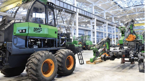 Petroskoissa toimiva Amkodor-Onego on erikoistunut metsäkoneiden kokoonpanotuotantoon Venäjältä ja Valko-Venäjältä toimitetuista osista. Kuva: Karjalan Sanomat