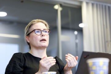 Metsäsertifikaatit velvoittavat noudattamaan lainsäädäntöä ja työehtosopimuksia. Suomessa sertifioidun metsän osuus on yli 80 prosenttia, joten on selvää, että väärinkäytöksiä on tapahtunut myös sertifioitujen metsien hoitotöissä, Riikka Vasama sanoo. (Kuvaaja: Seppo Samuli)