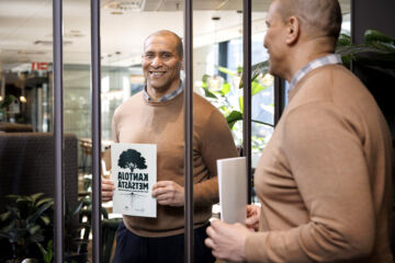 ”On tärkeää, että ihmiset osallistuvat eri aiheista käytäviin keskusteluihin, jotta saamme kattavan käsityksen siitä, mitä ja miten asioista ajatellaan”, sanoo 
Erätauko-säätiön asiantuntija Efe Evwaraye. (Kuvaaja: Seppo Samuli)