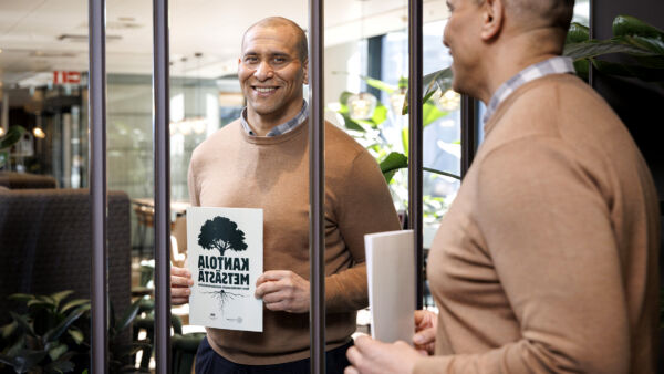 ”On tärkeää, että ihmiset osallistuvat eri aiheista käytäviin keskusteluihin, jotta saamme kattavan käsityksen siitä, mitä ja miten asioista ajatellaan”, sanoo 
Erätauko-säätiön asiantuntija Efe Evwaraye. (Kuvaaja: Seppo Samuli)