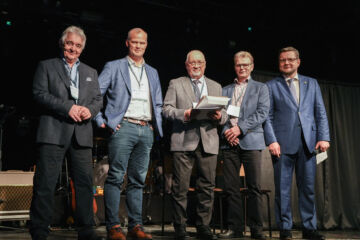 Kuvassa vasemmalta toimittaja Mikko Riikilä, Metsä Groupin kehitysjohtaja Juho Rantala, Haapaveden yhteismetsän varapuheejohtaja Markku Anttila, Suomen yhteismetsät ry:n puheenjohtaja Heikki Kallunki ja Suomen yhteismetsien toiminnanjohtaja Kimmo Collander.