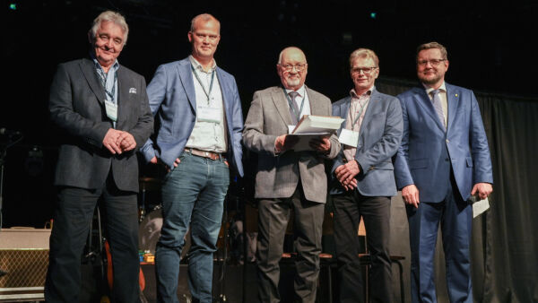 Kuvassa vasemmalta toimittaja Mikko Riikilä, Metsä Groupin kehitysjohtaja Juho Rantala, Haapaveden yhteismetsän varapuheejohtaja Markku Anttila, Suomen yhteismetsät ry:n puheenjohtaja Heikki Kallunki ja Suomen yhteismetsien toiminnanjohtaja Kimmo Collander.