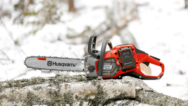 Husqvarnan uusi akkusaha osoittautui tehokkaaksi työkaluksi harvennushakkuulla. Emme löytäneet moitittavaa. Markkinat näyttävät, löytyykö tämän kokoluokan akkusahoille käyttäjäkuntaa.  (Kuvaaja: Sami Karppinen)