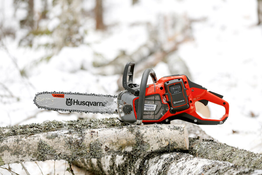 Husqvarnan uusi akkusaha osoittautui tehokkaaksi työkaluksi harvennushakkuulla. Emme löytäneet moitittavaa. Markkinat näyttävät, löytyykö tämän kokoluokan akkusahoille käyttäjäkuntaa.  (Kuvaaja: Sami Karppinen)