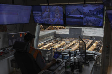 Tukille riittää PTT:n ennusteen mukaan kysyntää tänä ja ensi vuonna. Sahatavaran vienti Suomesta jatkaa kasvuaan, vaikka vientimaat vähän muuttuisivatkin. (Kuvaaja: Matias Honkamaa)