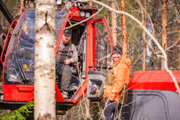 Jari Filppula urakoi Elisa Lähdesmäen metsissä Uudessakaarlepyyssä. Lähdesmäki muistuttaa, että viime syksynä noin 40 prosenttia Suomen hakkuukoneista seisoi pari kuukautta, kun isot metsäyhtiöt supistivat hakkuita. Tämä tarjosi ainutlaatuisen tilaisuuden metsänomistajille palkata korjuu-urakoitsija suoraan harvennushakkuun tekoon omaan metsään. (Kuvaaja: Pasi Suokko)