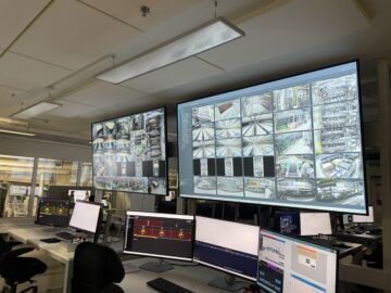 LVL-tehtaan valvomossa konenäkösovellus valvoo tuotantoa kolmensadan prosessikameran avulla. (Kuvaaja: Iiris Ylinen)