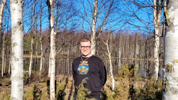 Kemijärvellä asuva Juri Laurila vetää juuri perustettua Metsäammattilaiset -verkostoa päätoimisesti. Hän on valmistunut metsätalousinsinööriksi vuonna 2009 ja työskennellyt muun muassa Metsähallituksen, Metsäkeskuksen sekä Innoforin palveluksessa. Hän on toiminut myös matkailualalla.  (Kuvaaja: Juri Laurilan albumi)