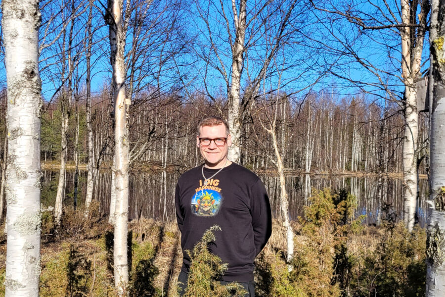 Kemijärvellä asuva Juri Laurila vetää juuri perustettua Metsäammattilaiset -verkostoa päätoimisesti. Hän on valmistunut metsätalousinsinööriksi vuonna 2009 ja työskennellyt muun muassa Metsähallituksen, Metsäkeskuksen sekä Innoforin palveluksessa. Hän on toiminut myös matkailualalla.  (Kuvaaja: Juri Laurilan albumi)