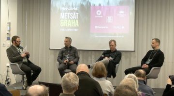 Metsälehden toimittajan Sami Karppisen (vasemmalla) juontamassa paneelikeskustelussa turvemaametsien puukauppaneuvoja antoivat metsänhoitoyhdistys Metsä-Lapin operaatiopäällikkö Juha Hänninen, metsätalousyrittäjä Timo Lankila ja Stora Enson ostopäällikkö Mikko Nalkki.