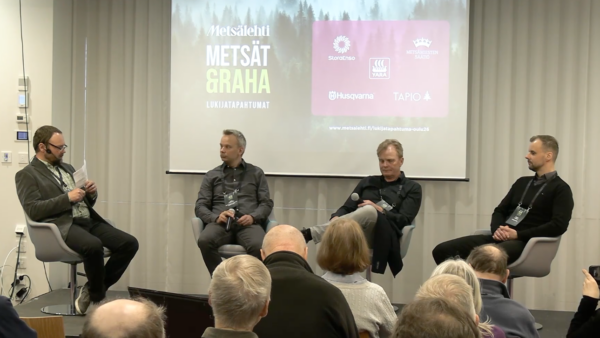 Metsälehden toimittajan Sami Karppisen (vasemmalla) juontamassa paneelikeskustelussa turvemaametsien puukauppaneuvoja antoivat metsänhoitoyhdistys Metsä-Lapin operaatiopäällikkö Juha Hänninen, metsätalousyrittäjä Timo Lankila ja Stora Enson ostopäällikkö Mikko Nalkki.