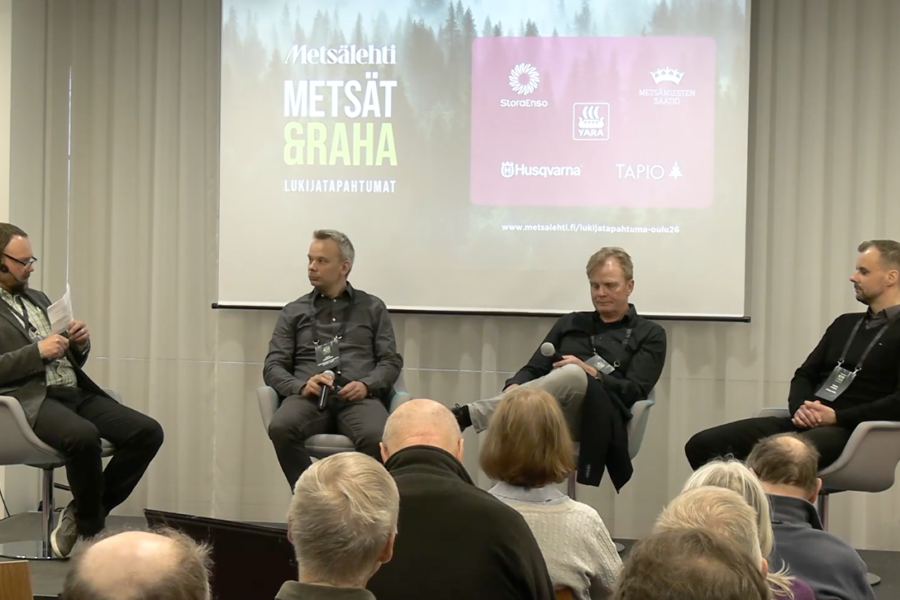Metsälehden toimittajan Sami Karppisen (vasemmalla) juontamassa paneelikeskustelussa turvemaametsien puukauppaneuvoja antoivat metsänhoitoyhdistys Metsä-Lapin operaatiopäällikkö Juha Hänninen, metsätalousyrittäjä Timo Lankila ja Stora Enson ostopäällikkö Mikko Nalkki.