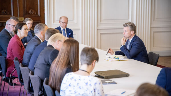 Ruotsin puolustustoimikunta luovutti maan turvallisuuspolitiikkaa käsittelevän raporttinsa viime viikolla puolustusministeri Pål Jonsonille. (Kuva: Svante Rinalder/Regeringskansliet)
