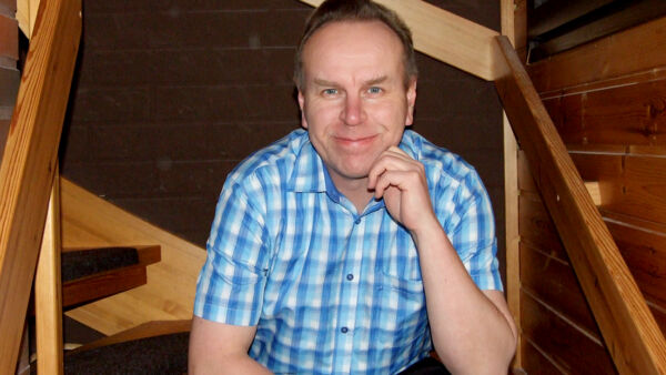 	Martti Linna on koulutukseltaan metsätalousinsinööri. Hänen tuotantoonsa kuuluu metsäalan artikkelien ja tietokirjojen lisäksi iso joukko dekkareita. (Kuvaaja: Martti Linna)