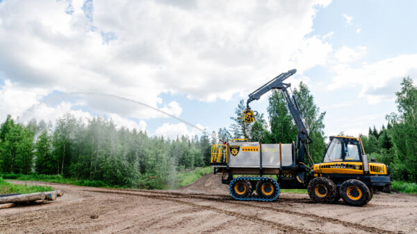 Kun sammutusmetsäkone Mörkö saapuu palopaikalle, metsästä lähtee
kymmenkunta pelastajaa pois.  (Kuvaaja: Sirpa Mikkonen)