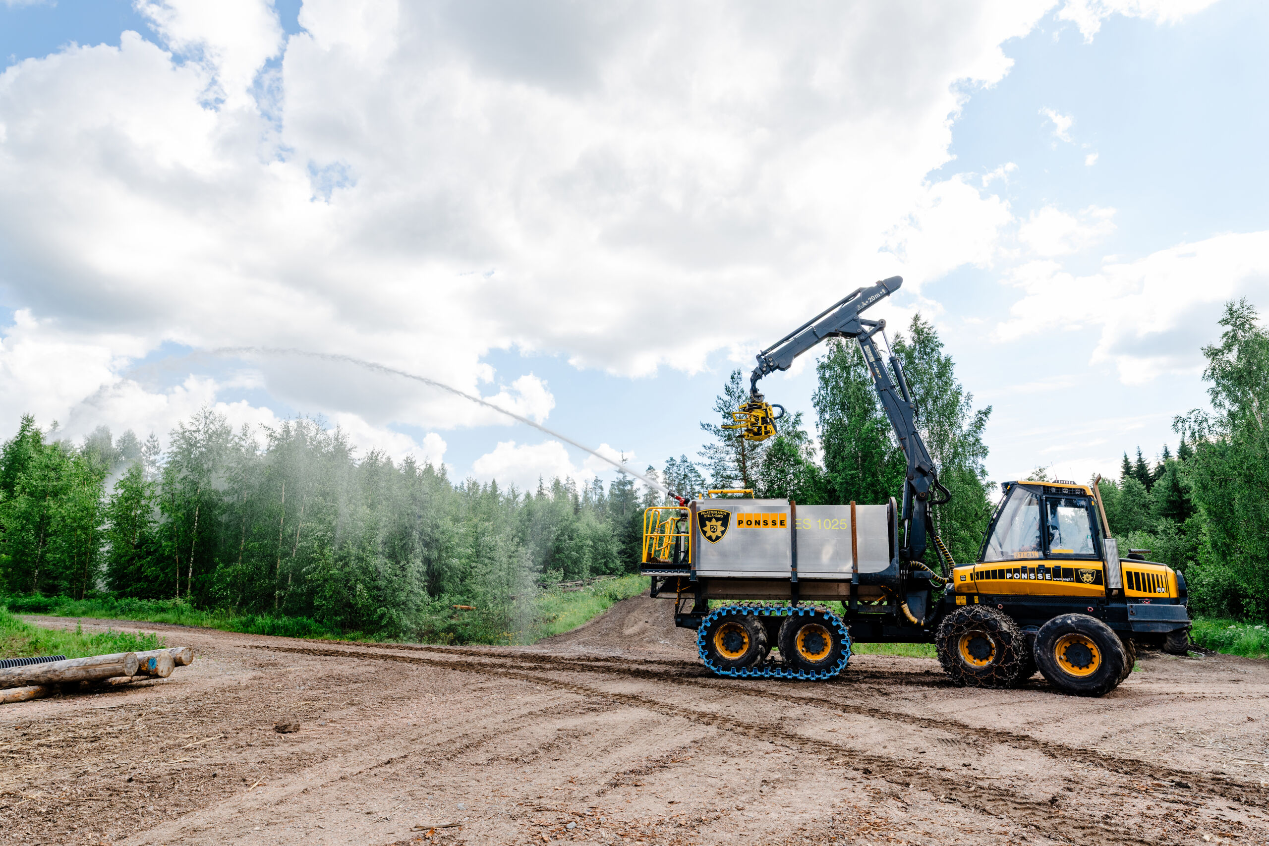 Metsäkonekuskit sammutustehtävissä – ”Tulipalossa kuskin täytyy olla kokenut”