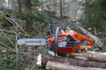 Husqvarnan ammattisahoissa on ollut mikroprosessorit ja päivitettävät ohjelmistot vuodesta 2009 lähtien, jolloin AutoTune-järjestelmä tuli käyttöön. Husqvarnan niin kutsutuista isäntälinjan sahoista AutoTunella on varustettu malli 450 X.   (Kuvaaja: Sami Karppinen)