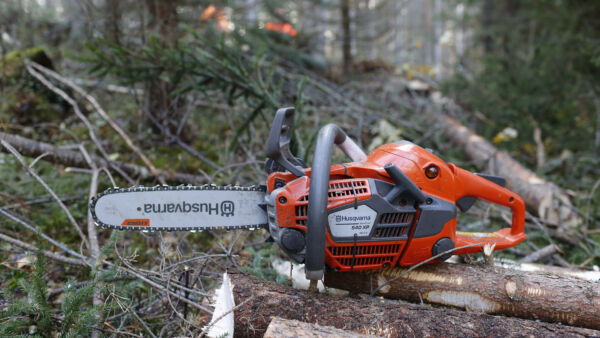 Husqvarnan ammattisahoissa on ollut mikroprosessorit ja päivitettävät ohjelmistot vuodesta 2009 lähtien, jolloin AutoTune-järjestelmä tuli käyttöön. Husqvarnan niin kutsutuista isäntälinjan sahoista AutoTunella on varustettu malli 450 X.   (Kuvaaja: Sami Karppinen)