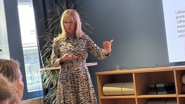 Kansanedustaja Tytti Tuppuraisen mukaan teollisuuden puunsaanti on turvattava mutta samalla huolehdittava kestävyydestä. 