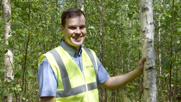 Tavanomaisia puustotuhoja haitallisempi tekijä rauduskoivulle on Kalle Vanhatalon mukaan se, että harvennus viivästyy. (Kuvaaja: Iiris Ylinen)