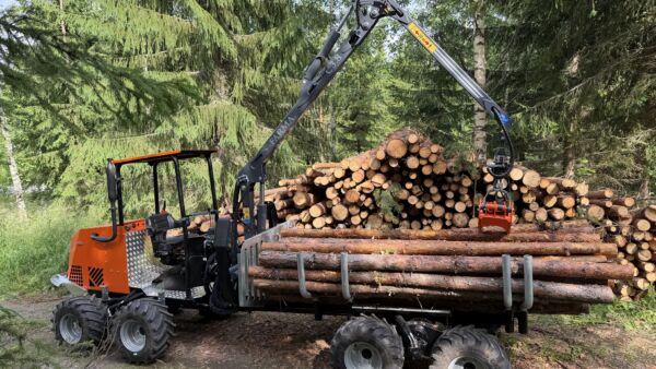 Sosiaali- ja terveysministeriö vaatii Logbulletin kuormatilan etuosan sermin korottamista ohjaaman yläreunan tasolle yltäväksi. Valmistajan mukaan korotus tekisi koneesta nykyistä vaarallisemman.  (Kuvaaja: Pekka Syvänen)