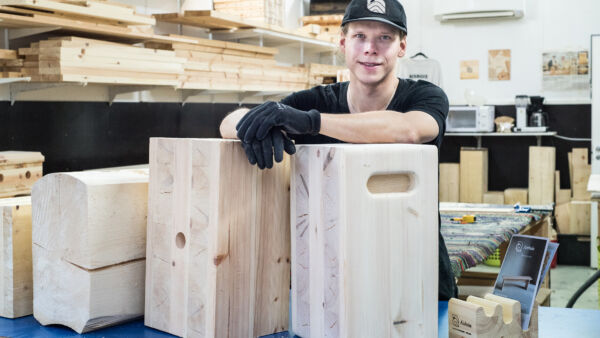 Petteri Berg on Aisboisin toimitusjohtaja. Kuvan palli on suosituin tuote. (Kuvaaja: Juha Ollila)