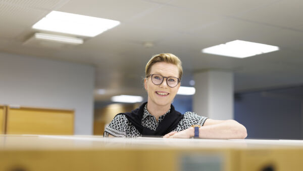 Marika Makkonen toivoo, että luontoarvokaupasta saadaan apuja Suomen ennallistamistavoitteiden toteuttamiseen (Kuvaaja: Seppo Samuli)