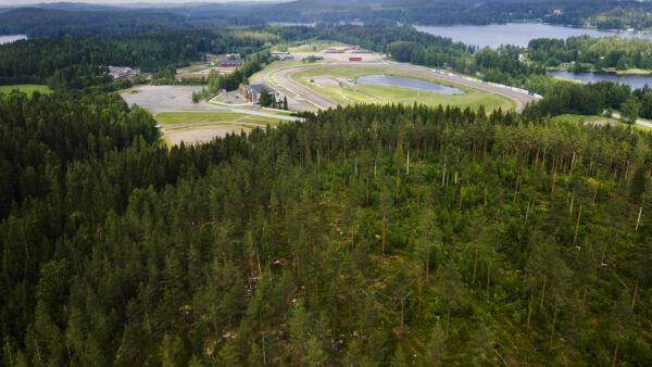 Kuopion kaupunki omistaa maata Sorsasalosta, jossa sijaitsee myös ravirata. Raviradan vierusmetsässä tehtiin laajat harvennus- ja pienaukkohakkuut vuonna 2024. (Kuvaaja: Matias Honkamaa)