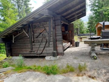 Matti Laurilan laavu on rakennettu omaan metsään mäen päälle. Laavu on yleisessä käytössä, ja sen tuntumassa on grilli- ja nuotipaikka sekä polttopuuta vapaasti käytettävänä. Laurila vannoo tauoilla makkaran ja nokipannukahvien nimeen.