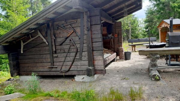 Matti Laurilan laavu on rakennettu omaan metsään mäen päälle. Laavu on yleisessä käytössä, ja sen tuntumassa on grilli- ja nuotipaikka sekä polttopuuta vapaasti käytettävänä. Laurila vannoo tauoilla makkaran ja nokipannukahvien nimeen.