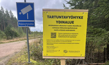 Metsätalouden rajoitukset jäivät voimaan sikaruton ydinalueelle. Kyltit yksityisteiden varsilla varoittavat sikarutosta.  (Kuvaaja: Tiia Puukila)