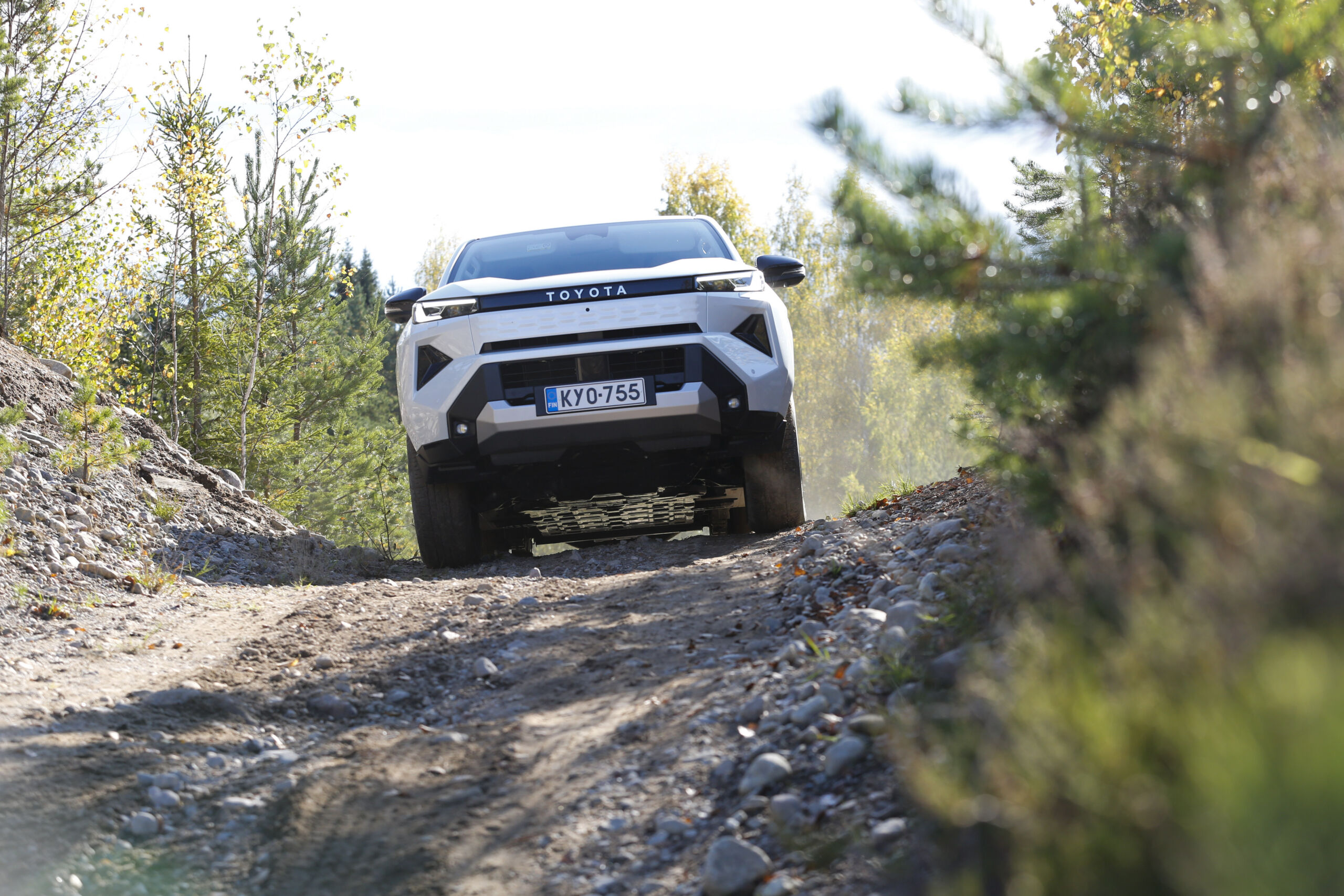 Koeajossa Toyota Hilux Electric – sähköavolava loistaa maastossa