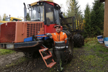 Tilan omalla kalustolla onnistuu ammattimaisesti niin maanmuokkaus kuin puiden ajokin. (Kuvaaja: Sami Karppinen)